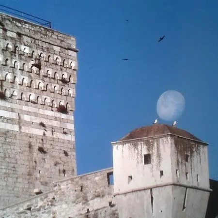Casa A Nell'antico Borgo לריצ'י